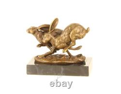 Sculpture de lièvres courant en bronze sur un marbre noir d'après Nick