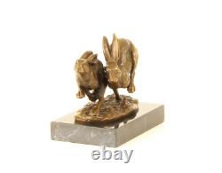 Sculpture de lièvres courant en bronze sur un marbre noir d'après Nick