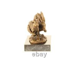 Sculpture de lièvres courant en bronze sur un marbre noir d'après Nick