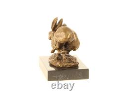 Sculpture de lièvres courant en bronze sur un marbre noir d'après Nick