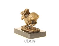 Sculpture de lièvres courant en bronze sur un marbre noir d'après Nick