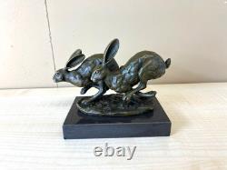 Sculpture de lièvres courant en bronze sur un socle en marbre noir d'après Nick