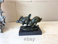 Sculpture de lièvres courant en bronze sur un socle en marbre noir d'après Nick