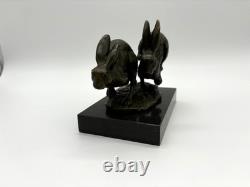 Sculpture de lièvres courant en bronze sur un socle en marbre noir d'après Nick