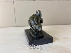 Sculpture de lièvres courant en bronze sur un socle en marbre noir d'après Nick