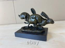 Sculpture de lièvres courant en bronze sur un socle en marbre noir d'après Nick