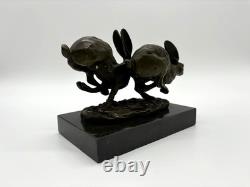 Sculpture de lièvres courant en bronze sur un socle en marbre noir d'après Nick