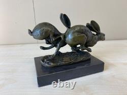 Sculpture de lièvres courant en bronze sur un socle en marbre noir d'après Nick