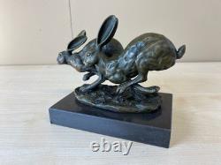 Sculpture de lièvres courant en bronze sur un socle en marbre noir d'après Nick