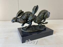 Sculpture de lièvres courant en bronze sur un socle en marbre noir d'après Nick