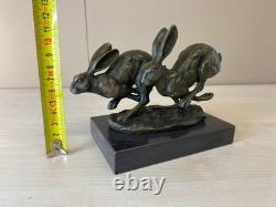 Sculpture de lièvres courant en bronze sur un socle en marbre noir d'après Nick