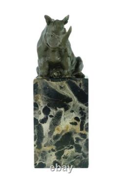 Sculpture de rhinocéros en bronze sur un socle en marbre noir d'après Milo