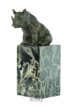 Sculpture de rhinocéros en bronze sur un socle en marbre noir d'après Milo