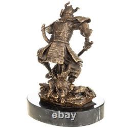 Sculpture de samourai en bronze Art déco sur un socle en marbre noir Signée