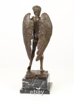 Sculpture du David Ailé en bronze sur un socle en marbre d'après Michel Angelo