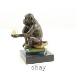 Sculpture du Singe Darwin Philosophite en bronze sur un socle en marbre signée