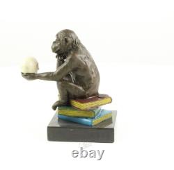 Sculpture du Singe Darwin Philosophite en bronze sur un socle en marbre signée