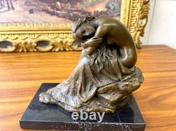 Sculpture en bronze Femme assise sur un socle en marbre noir d'après Milo