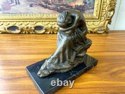 Sculpture en bronze Femme assise sur un socle en marbre noir d'après Milo