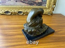 Sculpture en bronze Femme assise sur un socle en marbre noir d'après Milo