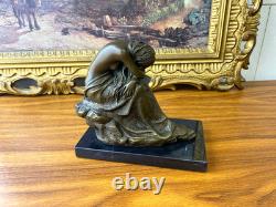 Sculpture en bronze Femme assise sur un socle en marbre noir d'après Milo