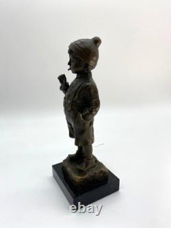 Sculpture en bronze Garçon à la cigarette sur un marbre d'après Schmidt Felling