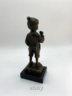 Sculpture en bronze Garçon à la cigarette sur un marbre d'après Schmidt Felling