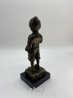 Sculpture en bronze Garçon à la cigarette sur un marbre d'après Schmidt Felling
