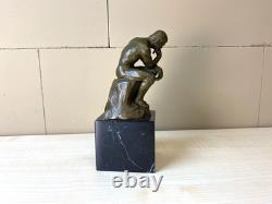 Sculpture en bronze Le Penseur sur un marbre noir d'après Auguste Rodin