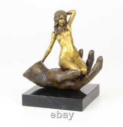 Sculpture en bronze Main tenant une femme sur un socle en marbre d'après Juno