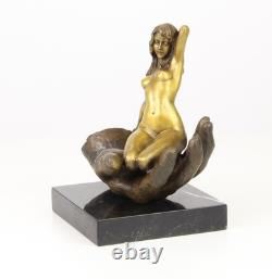 Sculpture en bronze Main tenant une femme sur un socle en marbre d'après Juno