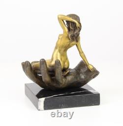 Sculpture en bronze Main tenant une femme sur un socle en marbre d'après Juno