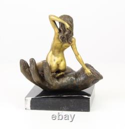 Sculpture en bronze Main tenant une femme sur un socle en marbre d'après Juno