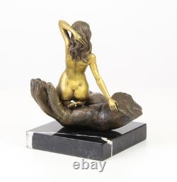 Sculpture en bronze Main tenant une femme sur un socle en marbre d'après Juno