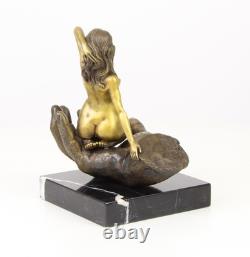 Sculpture en bronze Main tenant une femme sur un socle en marbre d'après Juno