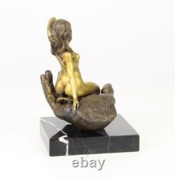 Sculpture en bronze Main tenant une femme sur un socle en marbre d'après Juno
