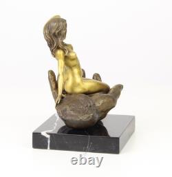 Sculpture en bronze Main tenant une femme sur un socle en marbre d'après Juno