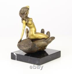 Sculpture en bronze Main tenant une femme sur un socle en marbre d'après Juno