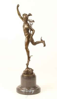 Sculpture en bronze Mercure sur un socle en marbre noir d'après Giambologna