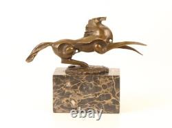 Sculpture en bronze d'un Cheval cabillé moderne sur un socle en marbre Signée