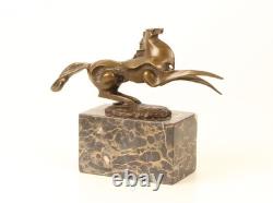 Sculpture en bronze d'un Cheval cabillé moderne sur un socle en marbre Signée