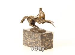 Sculpture en bronze d'un Cheval cabillé moderne sur un socle en marbre Signée