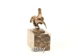 Sculpture en bronze d'un Cheval cabillé moderne sur un socle en marbre Signée