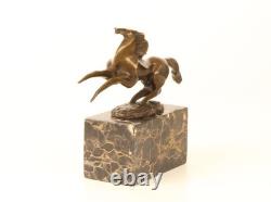 Sculpture en bronze d'un Cheval cabillé moderne sur un socle en marbre Signée