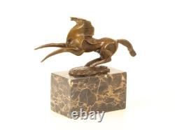 Sculpture en bronze d'un Cheval cabillé moderne sur un socle en marbre Signée