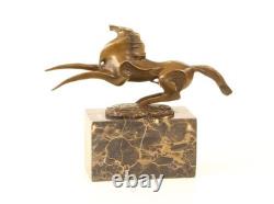 Sculpture en bronze d'un Cheval cabillé moderne sur un socle en marbre Signée