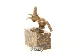 Sculpture en bronze d'un Cheval cabillé moderne sur un socle en marbre Signée Sculpture en bronze d'un Cheval cabillé moderne sur un socle en marbre Signée