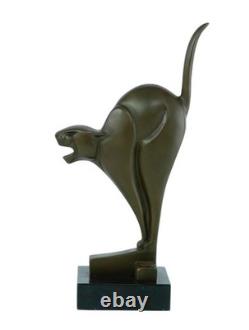 Sculpture en bronze d'un chat sur un socle en marbre d'après Chris van der Hoef
