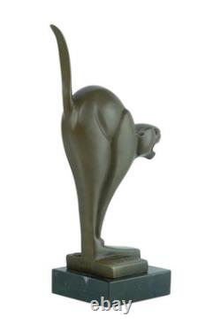 Sculpture en bronze d'un chat sur un socle en marbre d'après Chris van der Hoef