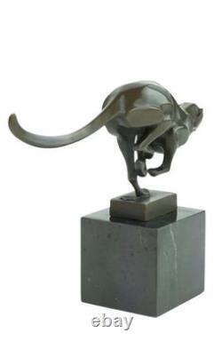 Sculpture en bronze d'un guépard courant sur un socle en marbre noir Signée